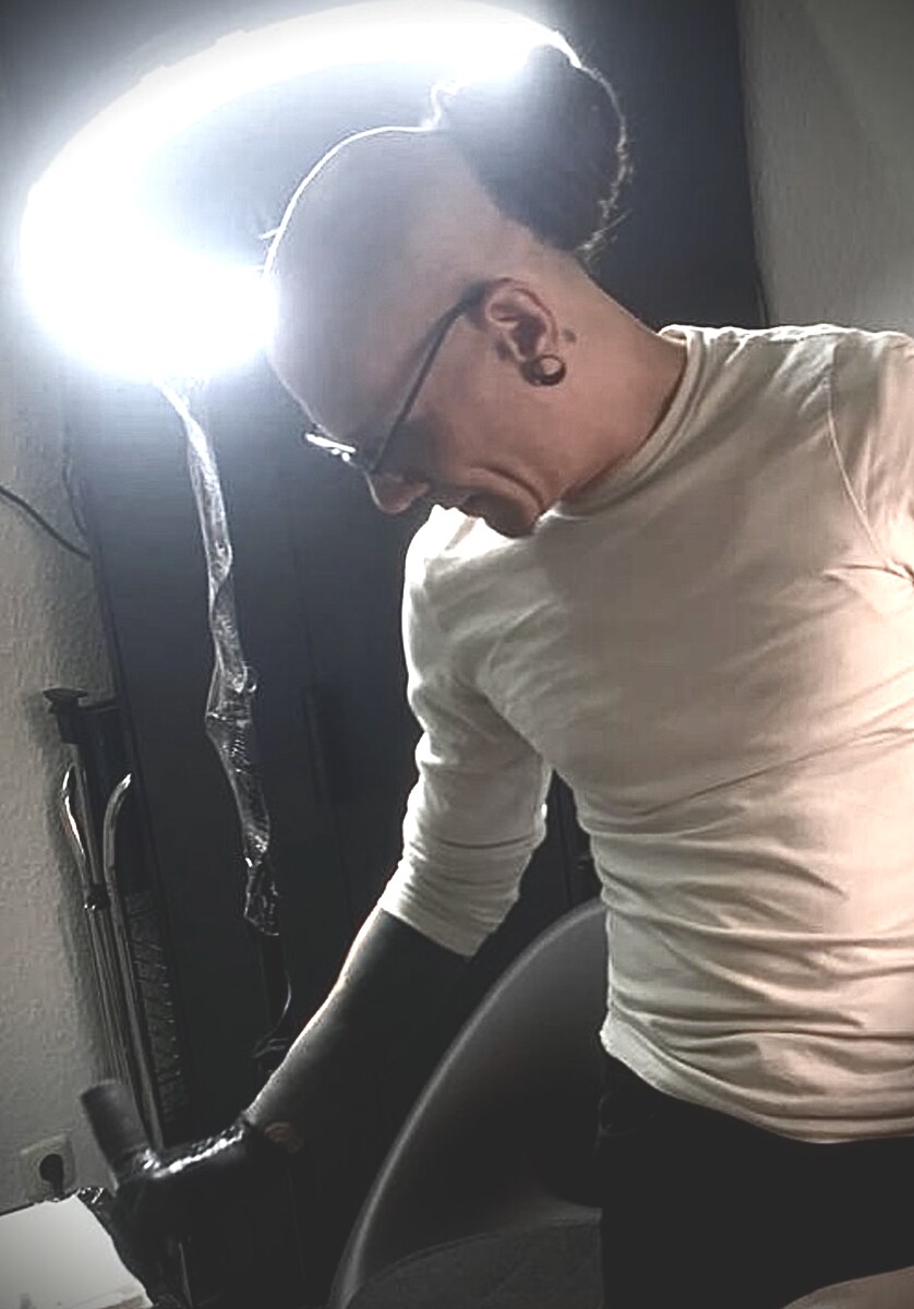 Inhaber von TattooLoco bei der Arbeit